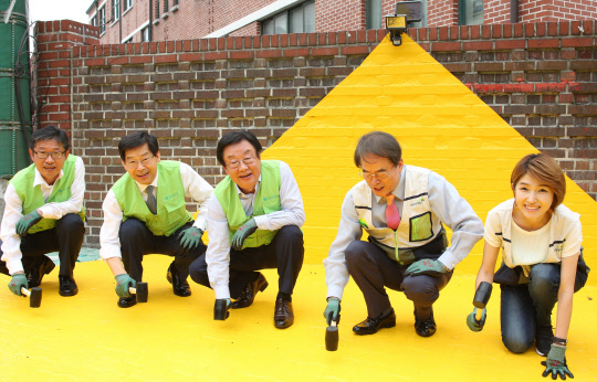 김정남 동부화재 사장(사진 가운데)과 이제훈 초록우산어린이재단 회장 (오른쪽에서 두번째), 초록우산어린이재단 홍보대사인 김경란 아나운서 (사진 오른쪽에서 첫번째)가 옐로카펫을 지난 15일 설치하고 있다. 동부화재가 후원하고 초록우산어린이재단과 국제아동인권센터에서 주관하는 '옐로카펫'은 횡단보도 신호대기 공간을 노란색으로 구획화해 통학로 교통사고를 예방할 수 있는 교통안전 사업이다.